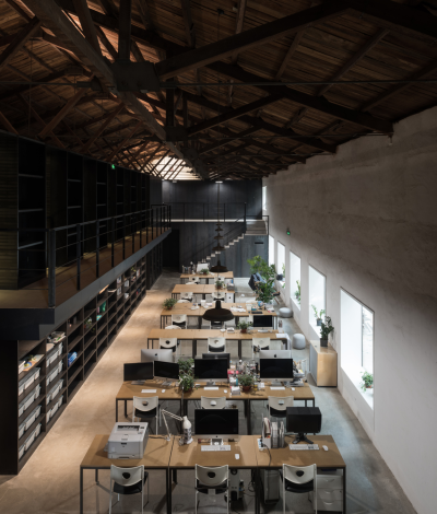 LENS OFFICE: TÁI THIẾT NHÀ KHO NĂM 1958 THÀNH VĂN PHÒNG CỦA TẠP CHÍ LENS TẠI BẮC KINH